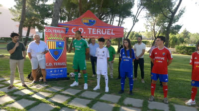 PRESENTACIÓN NUEVAS EQUIPACIONES CD TERUEL EN AIRE SANO